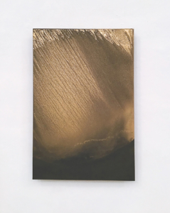 Matteo Montani, Sulla melodia delle cose, 2022, oro ricco pallido su carta abrasiva su dibond, cm 51,5x34,5